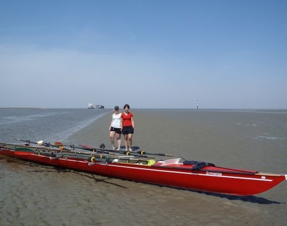 S5x+ Ruderboot auf der Sandbank