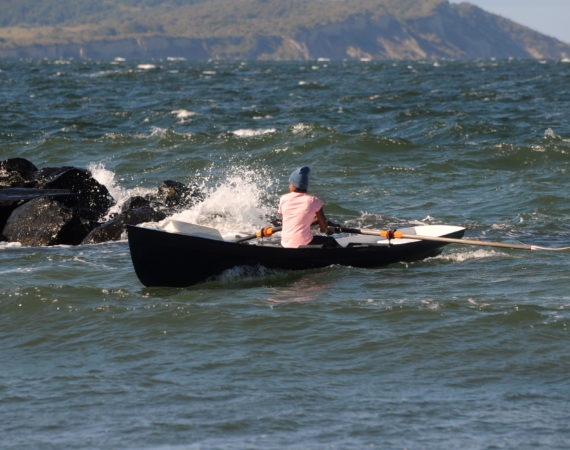 Coastal Surf Rower Einer Ruderboot an der Küste