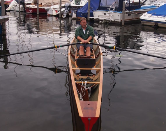 E1x+ Einer mit Steuermann Ruderboot