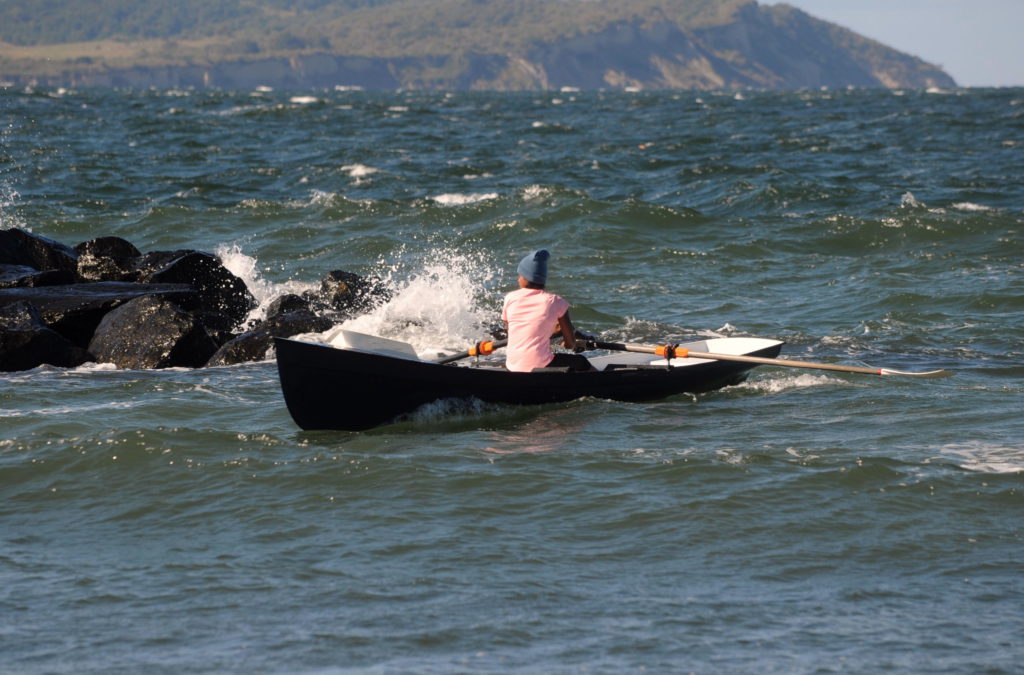 Coastal Surf Rower Ruderboot in der Brandung