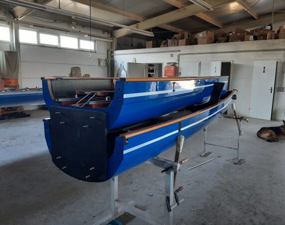 Ruderboot mit Teilstelle für den Autodachtransport