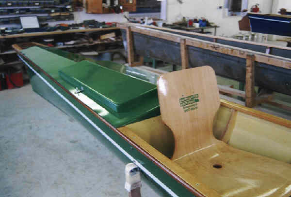 Fixed stern deck with hatch in the rowing boat